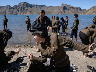 Gambar pada 11 September 2019 memperlihatkan siswa Korea Utara bermain di danau Chonji atau 'Heaven lake' saat mengunjungi kawasan Gunung Paektu di Samjiyon. 'Heaven lake' atau Danau surga ini ada di ketinggian 2.190 mdpl dan punya kedalaman 384 meter. (Photo by Ed JONES / AFP)