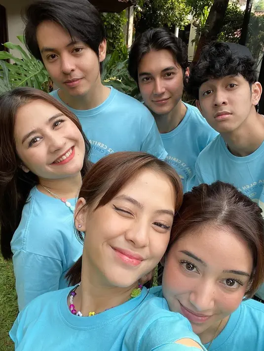 Para pemain film Mariposa sukses menghidupkan tokoh yang diceritakan dalam novel karya Luluk HF itu. Bahkan tak hanya ketika syuting, persahabatan para pemain tetap terjalin hangat bak saudara ketika di balik layar. Meski syuting telah berakhir, para pemain Mariposa tetap luangkan waktu untuk berjumpa. (Liputan6.com/IG/@danniasalsabilla)