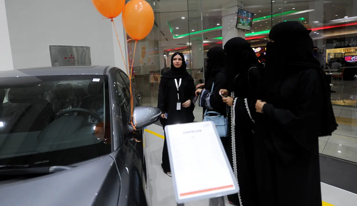 Perempuan Arab Saudi melihat-lihat kendaraan yang dipajang showroom mobil khusus wanita di kota pelabuhan Laut Merah, Jeddah, Kamis (11/1). Showroom mobil khusus wanita ini menawarkan berbagai pilihan mobil dan dikelola oleh perempuan. (Amer HILABI/AFP)
