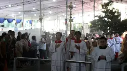 Misa ini menjadi puncak perayaan Natal sekaligus satu-satunya yang dipimpin langsung oleh Uskup Agung Jakarta Kardinal Ignatius Suharyo. Tampak dalam foto, iring-iringan umat Katolik saat pelaksanaan Misa Pontifikal Natal di Gereja Katedral Jakarta, Kamis (25/12/2025). (Kapanlagi.com/Budy Santoso)