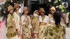 Model saat foto bersama pada gelaran Ecoprint Fashion Week 2022 di The Plaza Semanggi, Jakarta, Rabu (06/4/2022). Kegiatan yang melibatkan UMKM menampilkan 37 desainer pada angkatan pertama yang digelar hingga 10 April 2022 di area atrium utama. (Liputan6.com/Fery Pradolo)