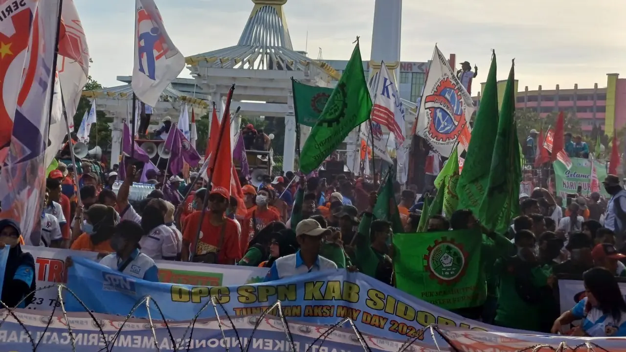 Aksi ribuan buruh memperingati May Day di Kota Surabaya. (Istimewa)