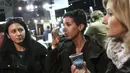 Pengunjung mencicipi produk alkohol yang mengandung ganja di International Cannabis Expo yang berlangsung di Athena, Yunani, Sabtu (13/1). Perubahan undang-undang memungkinkan ganja medis akan dilegalkan di Yunani. (AP/Yorgos Karahalis)