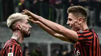 Pemain AC Milan Samu Castillejo (kiri) merayakan golnya ke gawang SPAL bersama Krzysztof Piatek pada babak 16 besar Coppa Italia 2019/2020 di Stadion San Siro, Milan, Italia, Rabu (15/1/2020). AC Milan menang 3-0. (Miguel MEDINA/AFP)