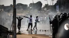 Pendukung kandidat oposisi Gabon, Jean Ping berdemonstrasi ketika mencoba masuk menuju markas komisi pemilihan di Ibu Kota Gabon, Libreville, Rabu (31/8). Demonstrasi meletus setelah Presiden Gabon, Ali Bongo terpilih kembali. (MARCO LONGARI/AFP)