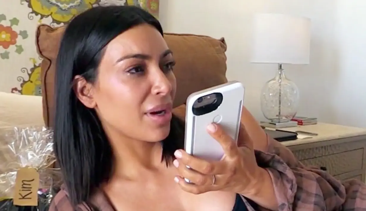 Nah ini saat Kim Kardashian menangis karena apartemennya dirampok saat ia berada di Paris. (People)