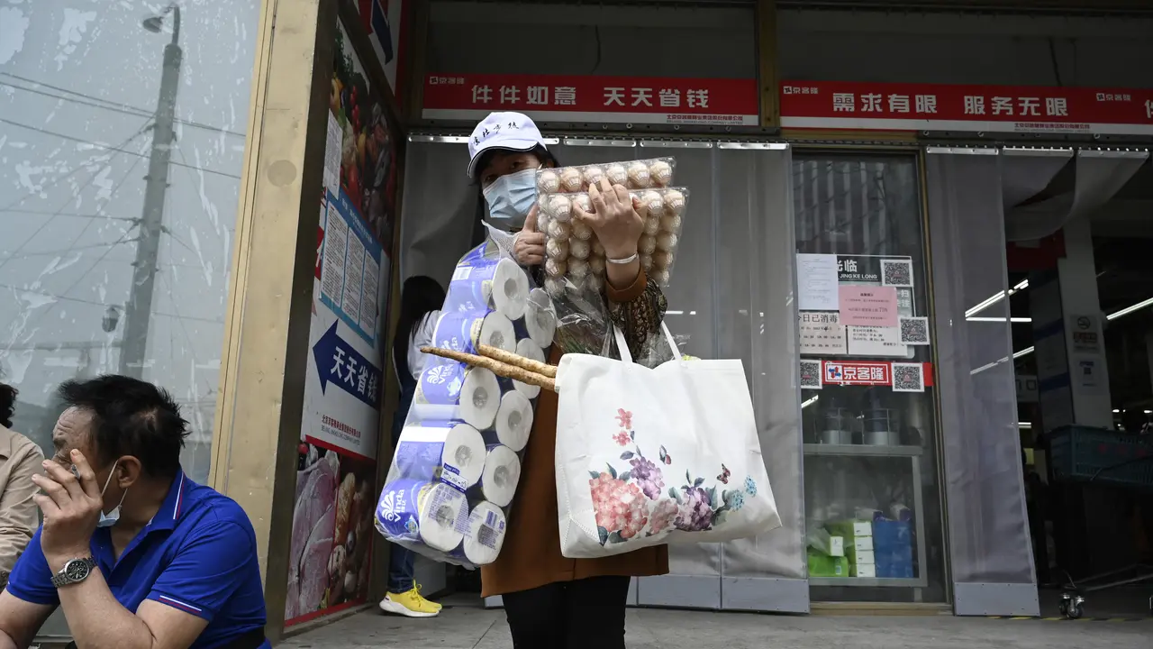 Khawatir Lockdown COVID-19, Warga Beijing Serbu Supermarket