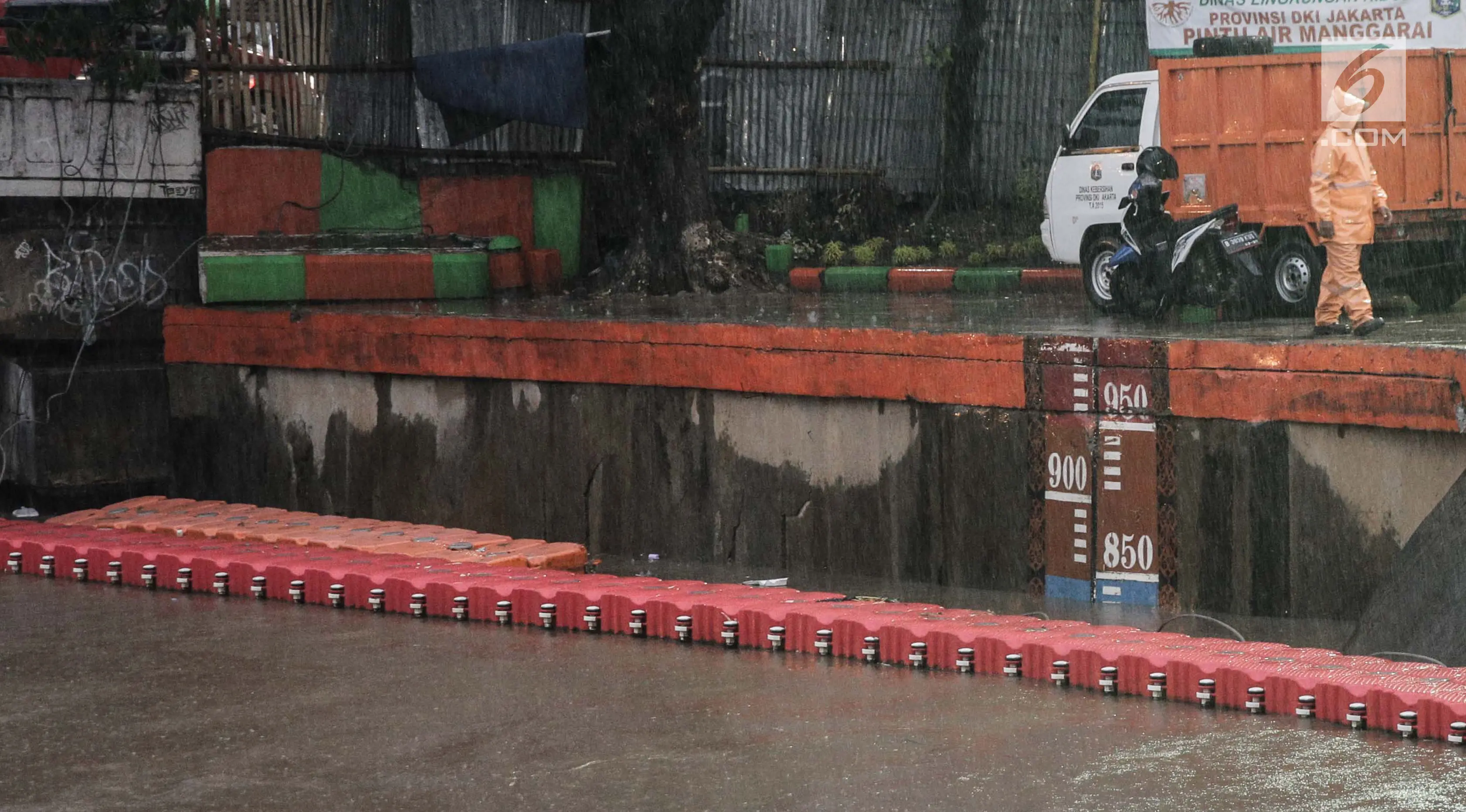 Situasi di Pintu Air Manggarai, Jakarta, Senin (5/2). Hujan deras yang mengguyur Bogor hingga Jakarta membuat beberapa pintu air mengalami kenaikan volume. (Liputan6.com/Faizal Fanani)