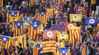Para suporter Barcelona memberikan dukungan kepada Republik Katalunya saat melawan Girona pada laga La Liga Spanyol di Stadion Montilivi, Girona, Sabtu (23/9/2017). Girona kalah 0-3 dari Barcelona. (AFP/Josep Lago)