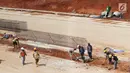 Aktivitas pekerja proyek pembangunan Tol Kunciran-Serpong di Jombang, Tangerang Selatan, Banten, Sabtu (24/11). Target pembangunan Tol Kunciran-Serpong molor menjadi awal 2019. (Liputan6.com/Angga Yuniar)