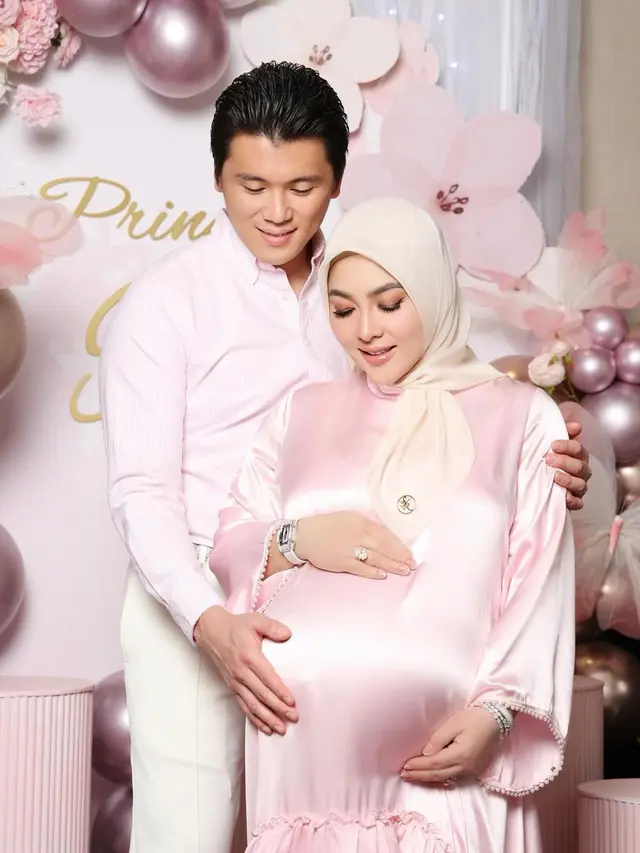 7 Potret Syahrini Umumkan Kelahiran Anak Pertama, Tepat di Hari Ultah ke-44