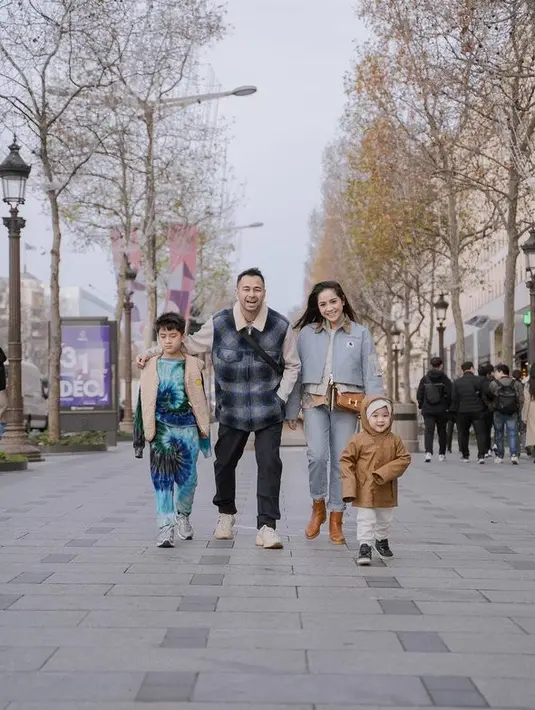 <p>Lantaran sedang musim dingin, keluarga Raffi terlihat mengenakan baju hangat. Lihat saja betapa bahagianya keluarga Raffi saat liburan. [Foto: instagram.com/raffinagita1717]</p>