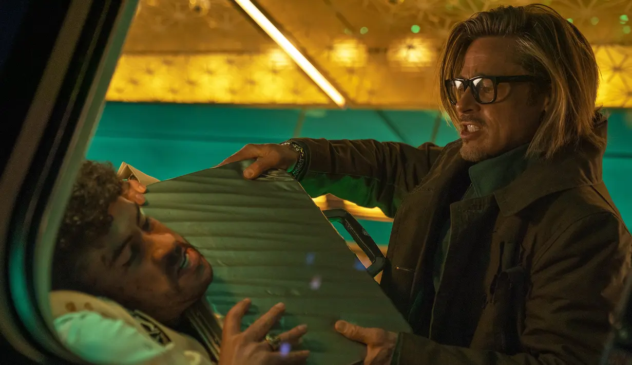 Gambar yang dirilis oleh Sony Pictures ini menunjukkan Bad Bunny (kiri) dan Brad Pitt dalam sebuah adegan film Bullet Train. Brad Pitt dikisahkan sebagai pembunuh bayaran yang tampaknya mendapat tugas mudah untuk mencari koper di kereta peluru. (Scott Garfield/Sony Pictures via AP)