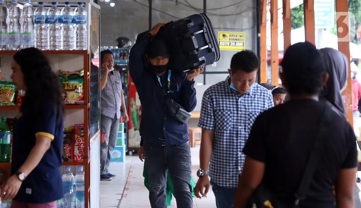 Calon penumpang membawa barang bawaan di Terminal Kalideres, Jakarta, Minggu (22/12/2020). Menjelang Natal dan Tahun Baru 2021, Terminal Kalideres terpantau ramai. (Liputan6.com/Angga Yuniar)