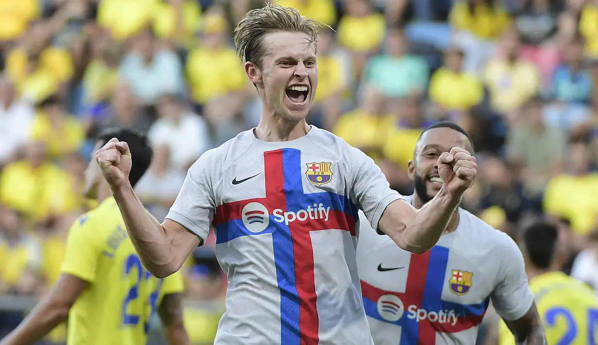 Selebrasi gelandnag Barcelona, Frenkie de Jong setelah menjebol gawang Cadiz pada laga Liga Spanyol 2022/2023 di Nuevo Mirandilla Stadium, Cadiz (10/9/2022). Frenkie de Jong hingga kini menjadi pemain termahal yang dilepas Ajax ke La Liga di Liga Spanyol. Pemain berpaspor Belanda ini diikat Barcelona dari Ajax pada awal musim 2019/2020 dengan mahar mencapai 86 juta euro atau kini setara Rp1,40 triliun. (AFP/Cristina Quicler)