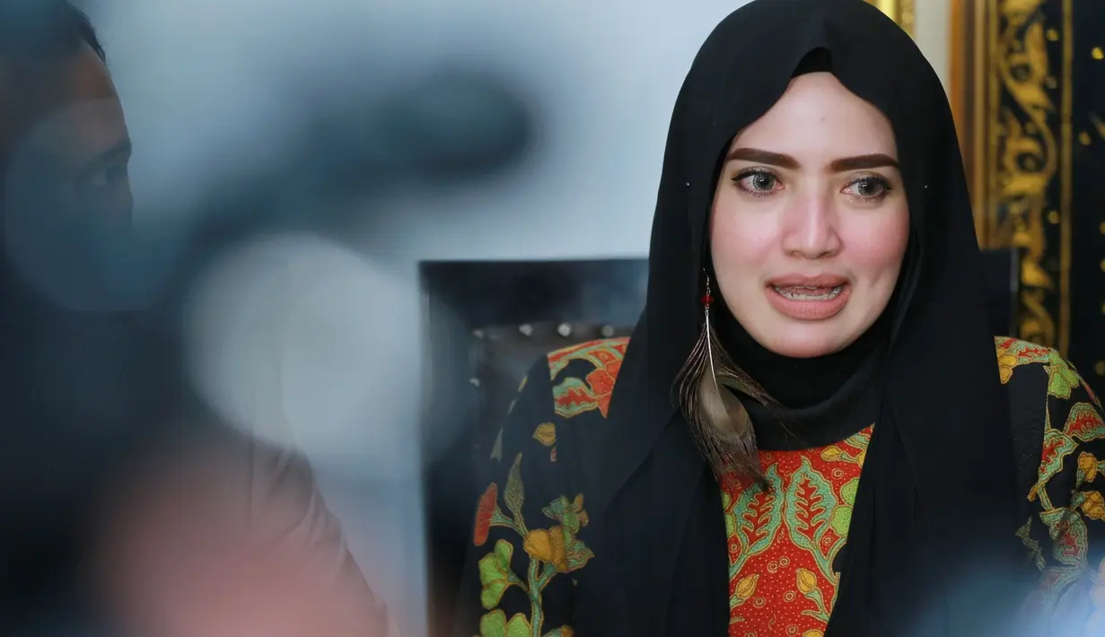 Perempuan yang disebut-sebut menjadi istri penyanyi religi Opick, Yulia Mochamad akhirnya buka suara. Bersama kuasa hukumnya, Yulia membatah menjadi istri ketiga. (Adrian Putra/Bintang.com)