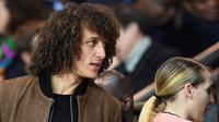 Bek Chelsea David Luiz menyaksikan mantan klubnya, Paris Saint-Germain, saat menghadapi Rennes di Parc des Princes, Paris, 6 November 2016. (AFP/Franck Fife)