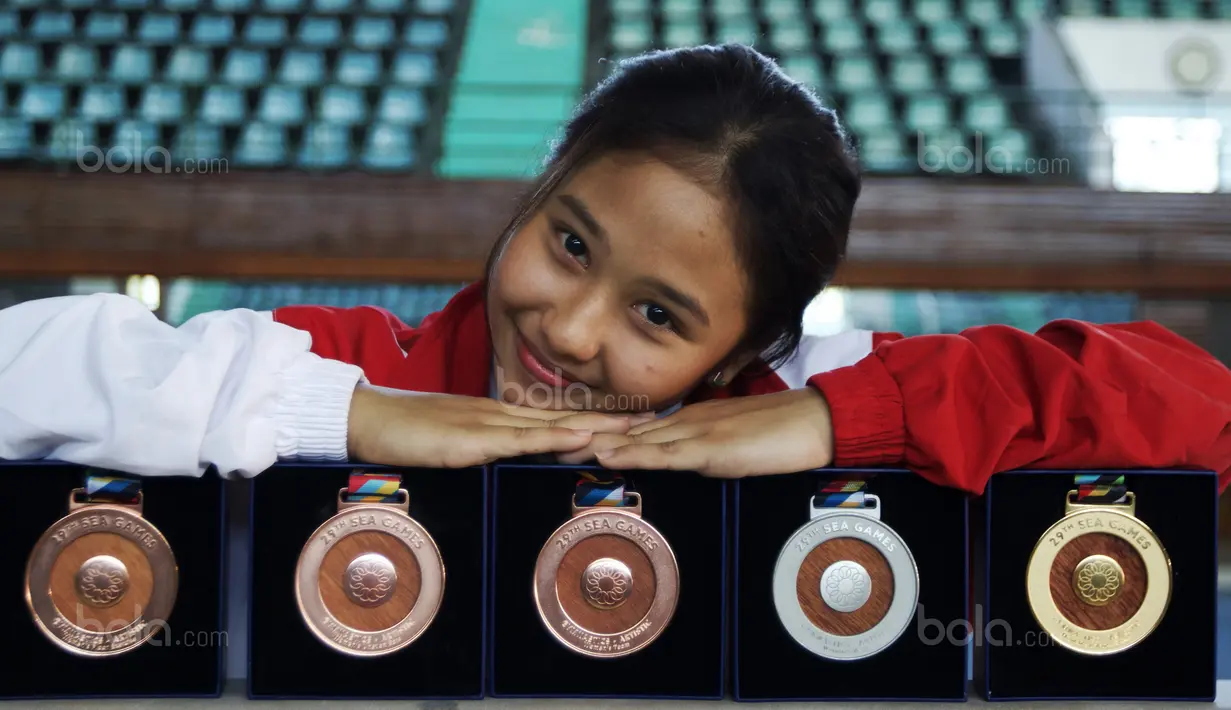 Selain satu emas atlet senam artistik, Rifda Irfanaluthfi juga meraih perak dan perunggu dari nomor berbeda pada SEA Games 2017 di Kuala Lumpur.  Rifda total meraih lima medali pada SEA Games 2017. (Bola.com/Nicklas Hanoatubun)