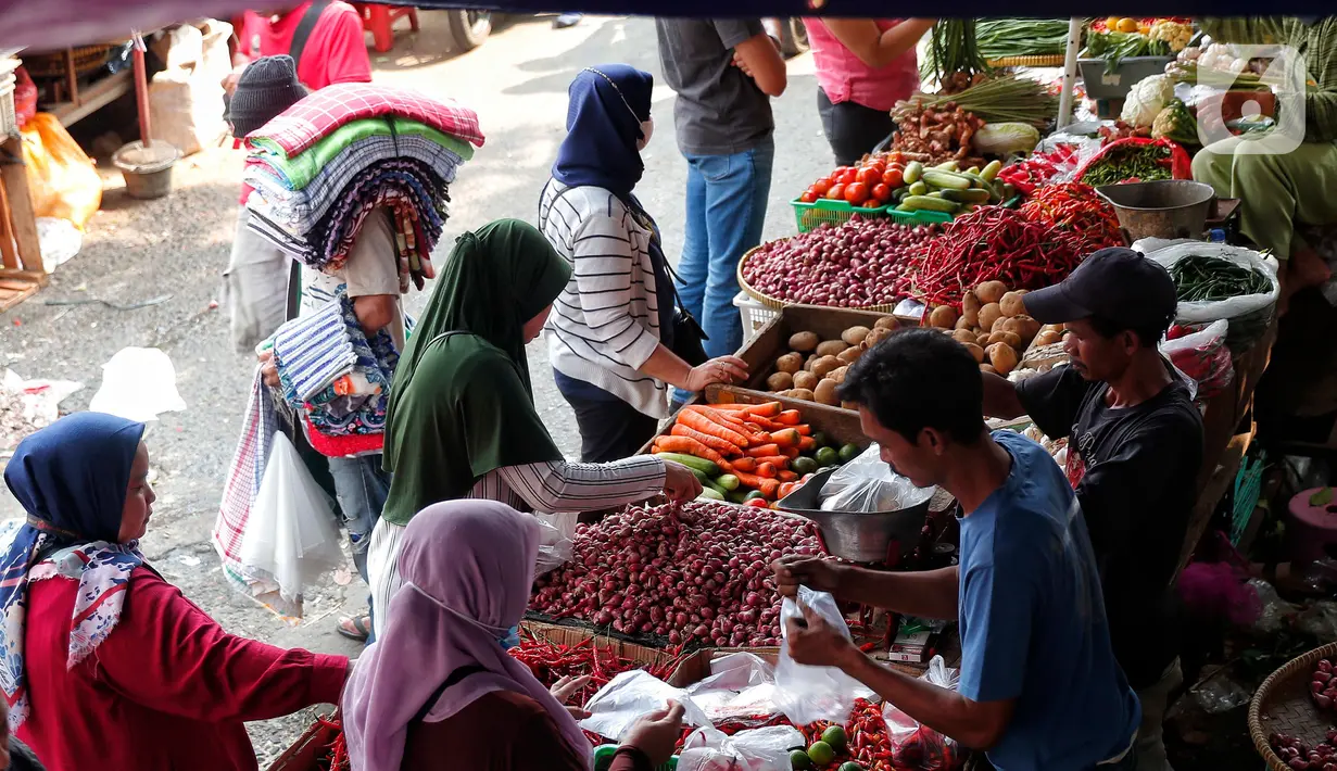 Pembeli memilih bahan makanan di pasar di kawasan Jakarta, Senin (3/7/2023). (Liputan6.com/Angga Yuniar)