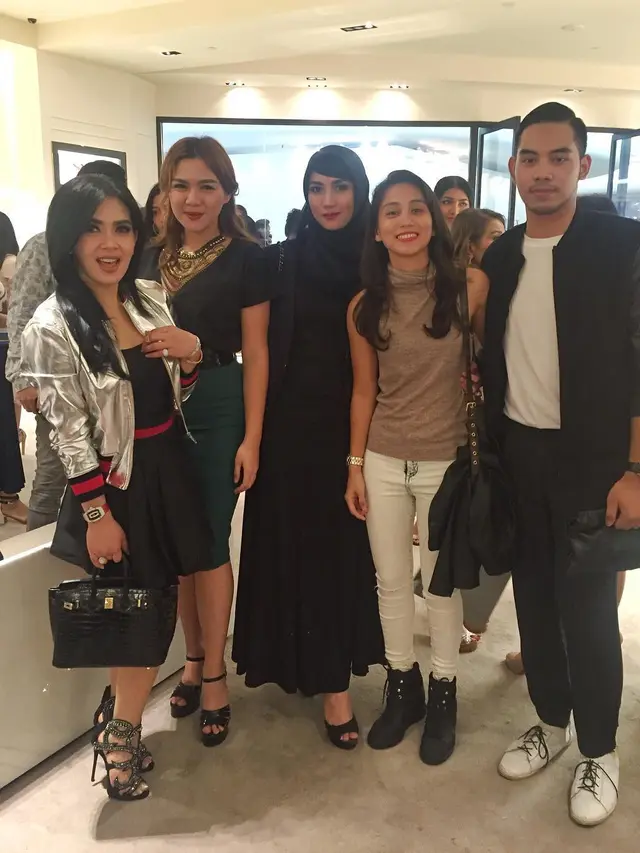 7 Potret Athira Farina dengan Seleb, Pilot yang Dijodohkan Irwan Mussry untuk El Rumi