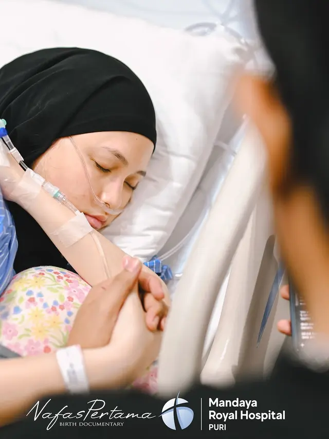 6 Potret Detik-Detik Istri Rigen Melahirkan Anak Ketiga, Penuh Perjuangan
