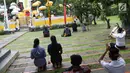 Umat Hindu melakukan sembahyang Hari Raya Nyepi di Pura Aditya Jaya, Jakarta, Kamis (7/3). Saat Hari Raya Nyepi, mereka yang merayakannya tidak melakukan aktivitas seperti biasa. (Liputan6.com/Helmi Fithriansyah)