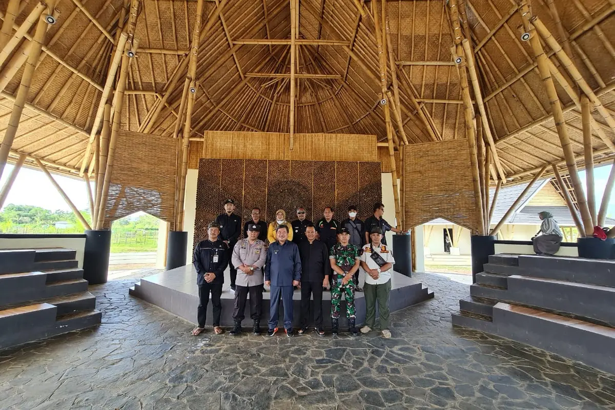 Pemerintah Daerah (Pemda) Garut, Jawa Barat segera mengembangkan industri hilir kerajinan anyaman bambu asal Kecamatan Selaawi Garut, yang dinilai memiliki pangsa pasar cukup potensi di tingkat global. (Liputan6.com/Jayadi Supriadin)