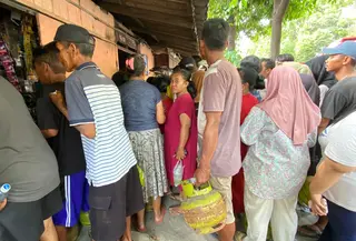 Jaminan tersebut seolah tak sejalan dengan kondisi yang dirasakan masyarakat. Dalam sepekan terakhir, warga Tuban mengaku kesulitan mendapatkan gas subsidi itu. (Liputan6.com/Ahmad Adirin)