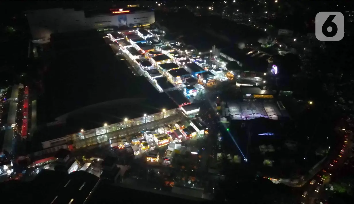 Foto udara memperlihatkan area Jakarta Fair 2022 (JFK 2022) atau Pekan Raya Jakarta (PRJ) pada hari pertama pembukaan di JIEXpo Kemayoran, Jakarta Pusat, Kamis (9/6/2022). Jakarta Fair 2022 akan berlangsung pada 9 Juni hingga 17 Juli 2022. (Liputan6.com/Herman Zakharia)