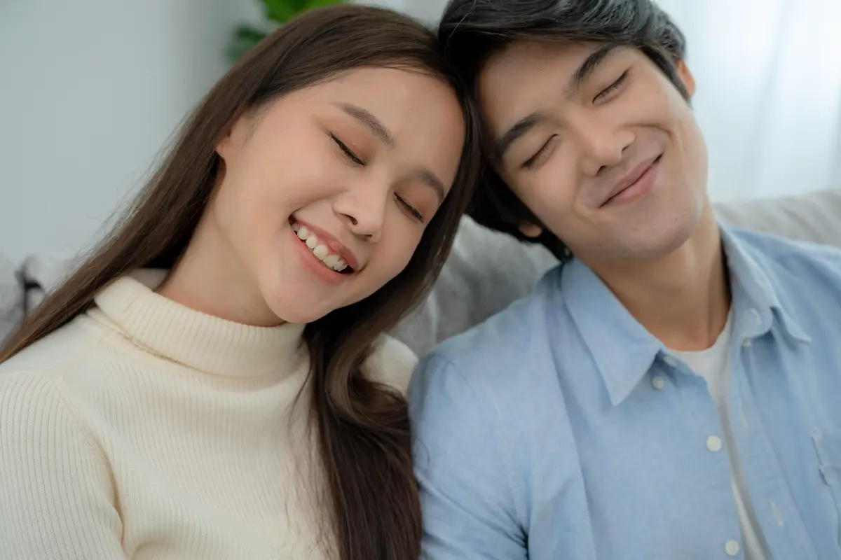 perempuan dan pasangan cinta makin besar
