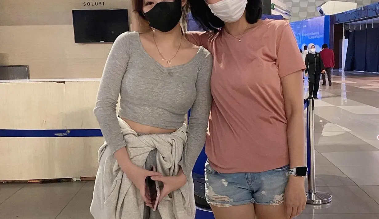 Melihat foto tersebut, banyak netizen yang menyebut kalau ibunda Livy Renata, Susana Rahardjo terihat begitu awet muda. (FOTO: instagram.com/susana.rahardjo/)