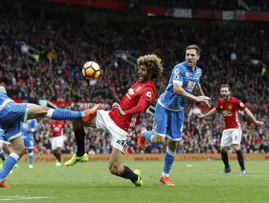 Pemain AFC Bournemouth, Steve Cook (kiri) berebut bola dengan pemain pemain Manchester United, Marouane Fellaini pada lanjutan Premier League pekan ke-27 di Old Trafford, Manchester, (4/3/2017). MU diatahan imbang 1-1. (Martin Rickett/PA via AP)