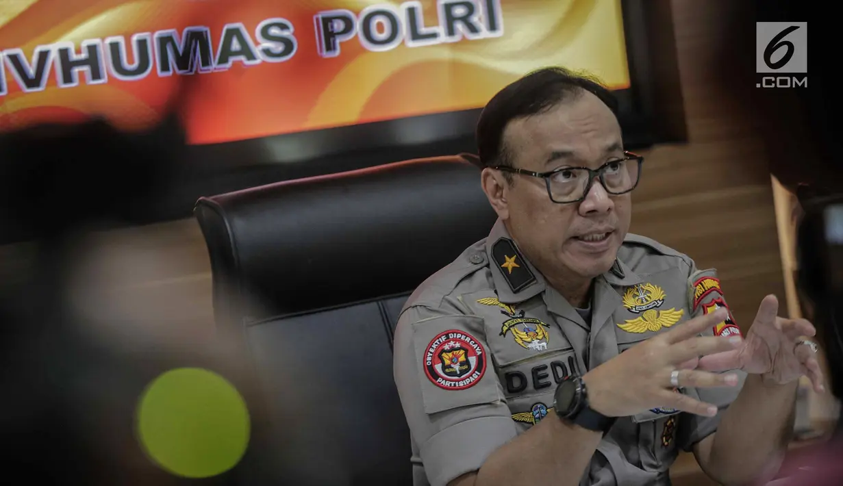 Karo Penmas Divisi Humas Polri Brigjen Dedi Prasetyo memberikan keterangan terkait bom Sibolga, di Mabes Polri, Rabu (13/3). Saat ini, kepolisian juga tengah melakukan sterilisasi agar tidak terjadi ledakan susulan. (Liputan6.com/Faizal Fanani)