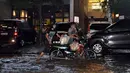 Hujan deras yang mengguyur Jakarta pada Senin (11/8/2014) menyebabkan banjir di sejumlah wilayah, salah satunya kawasan Kemang. (Liputan6.com/Miftahul Hayat)