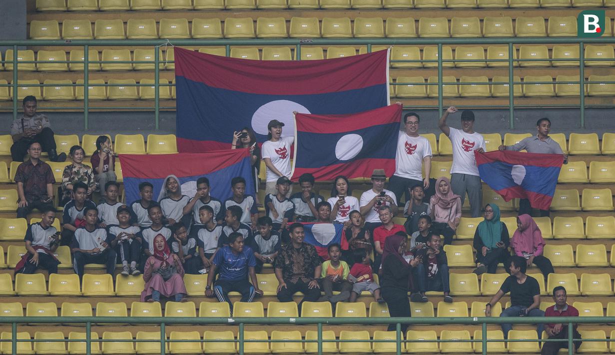 Para suporter memberikan dukungan kepada Laos yang bertanding melawan Hongkong pada laga Grup A Asian Games di Stadion Patriot, Jawa Barat, Jumat (10/8/2018). Hongkong menang 3-1 atas Laos. (Bola.com/Vitalis Yogi Trisna)