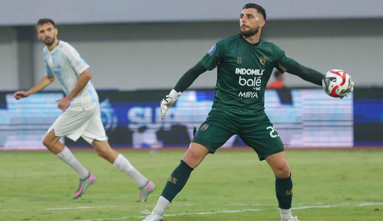 Bermain di depan pendukung sendiri, Persita tampil lebih agresif dan terus menekan barisan pertahanan PSIM. (Bola.com/M Iqbal Ichsan)