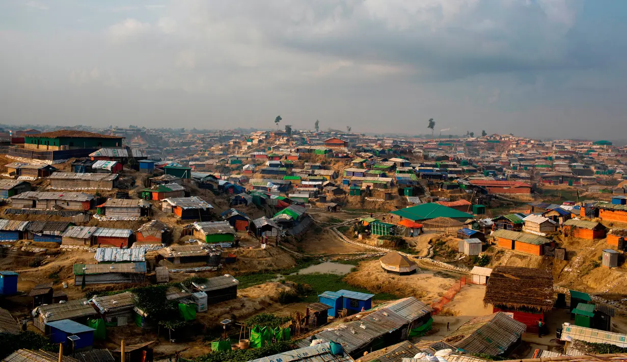 Pemandangan Kamp Pengungsi Kutupalong, Bangladesh, 30 April 2018. Ada sekitar 700 ribu pengungsi Rohingya yang kini terancam dengan banjir dan tanah longsor mengingat semakin mendekatnya musim hujan. (AP Photo / A.M. Ahad)