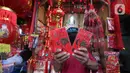 Pedagang menunjukkan angpao Imlek dagangannya di kawasan Tangerang, Sabtu (6/2/2021). Pandemi virus corona COVID-19 membuat para pedagang pernak-pernik Tahun Baru Imlek di kawasan tersebut mengeluh karena menurunnya penjualan dibandingkan tahun-tahun sebelumnya. (Liputan6.com/Angga Yuniar)