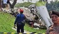 Petugas gabungan berusaha mengevakuasi satu orang korban pesawat jatuh di Lapangan Sunburst BSD, Kota Tangsel, Minggu(19/5/2024).