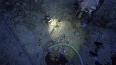 Tim arkeolog berada di samping sisa-sisa kerangka manusia yang ditemukan di dekat bangkai kapal era Romawi yang karam di perarian dekat Pulau Antikythera, Yunani, pada 6 September 2016. (Greek Ministry of Culture/Reuters)