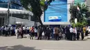Sejumlah karyawan dan pengunjung hotel berhamburan keluar gedung di Kawasan KH Wahid Hasyim, Jakarta, Selasa (23/1). Guncangan gempa berkekuatan 6,4 skala Richter dirasakan terjadi beberapa detik membuat panik orang-orang. (Liputan6.com/Herman Zakharia)