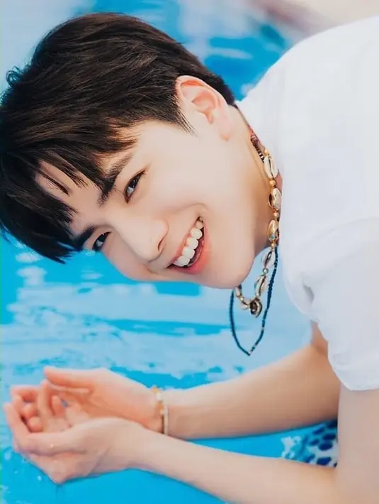 Pasalnya, sudah berkali-kali Younghoon terlihat menangis di atas panggung. Terutama ketika ia menyampaikan sebuah pesan yang dibacakannya. (FOTO: instagram.com/younghoon.theboyz/)