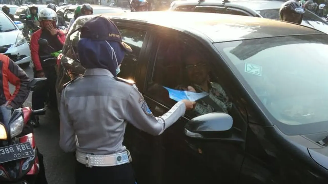Petugas berikan brosur kepada pengendara mobil