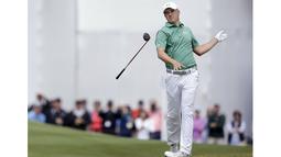 Pegolf Jordan Spieth asal Amerika Serikat melempar stik golf saat gagal memasukan bola pada kejuaraan  World Golf Championship-Dell di Austin Country Club, Texas, Sabtu (27/3/2016). (Mandatory Credit: Erich Schlegel-USA TODAY Sports )   