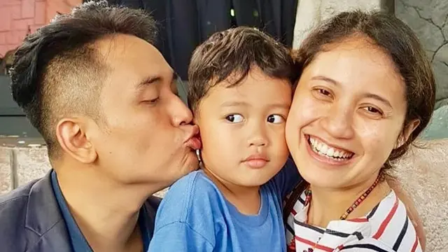 6 Potret Denny Darko Bareng Keluarganya yang Selalu Tampil Harmonis
