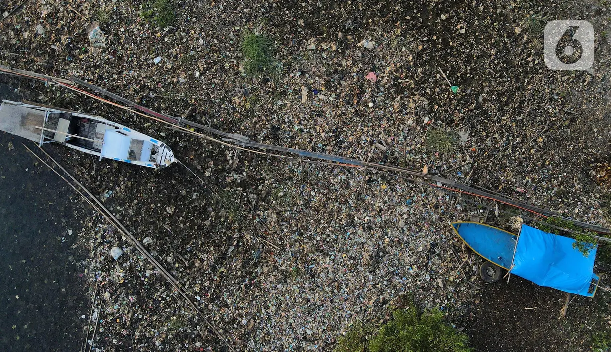 Keberadaan sampah pesisir ini bikin kotor lautan yang ada di kawasan permukiman kampung nelayan. (merdeka.com/Imam Buhori)