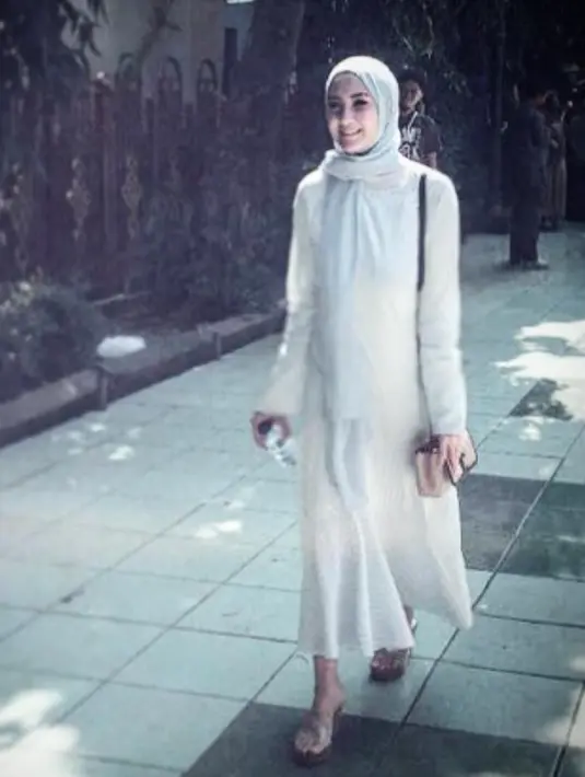 Banyak yang menduga jika perubahan Tia Ivanka ini setelah ia pulang dari ibadah umrah. (Foto: instagram.com/tiaivankka)