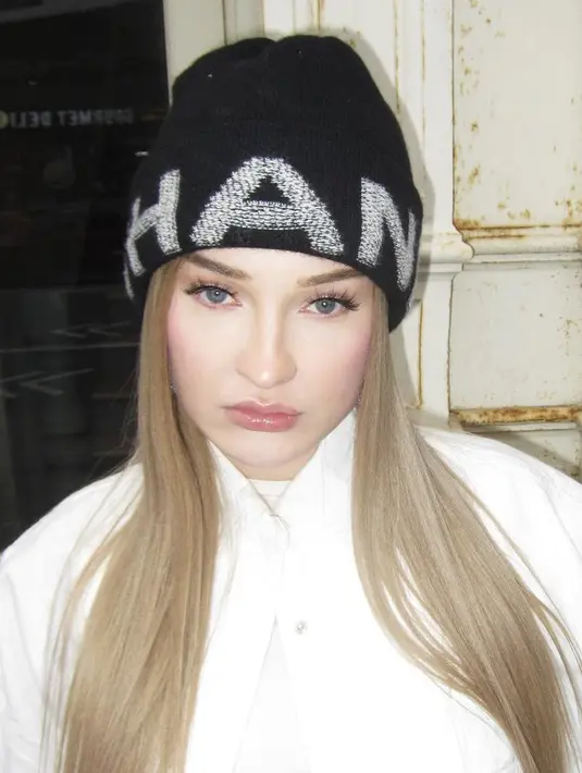 Petras pun tampil bak Barbie dengan riasan wajah minimalis. Bahkan ia hanya mengenakan lipglos agar bibirnya tak terlalu pucat. (@kimpetras)