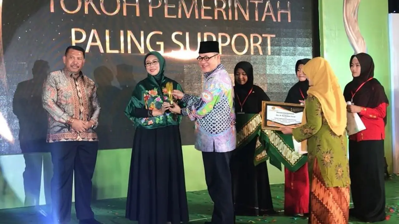 Calon Gubernur Jawa Timur nomor urut 2 Saifullah Yusuf atau Gus Ipul diwakili istrinya menerima penghargaan Anugerah Aisyiyah Awards 2018. (Liputan6.com/Dian Kurniawan)