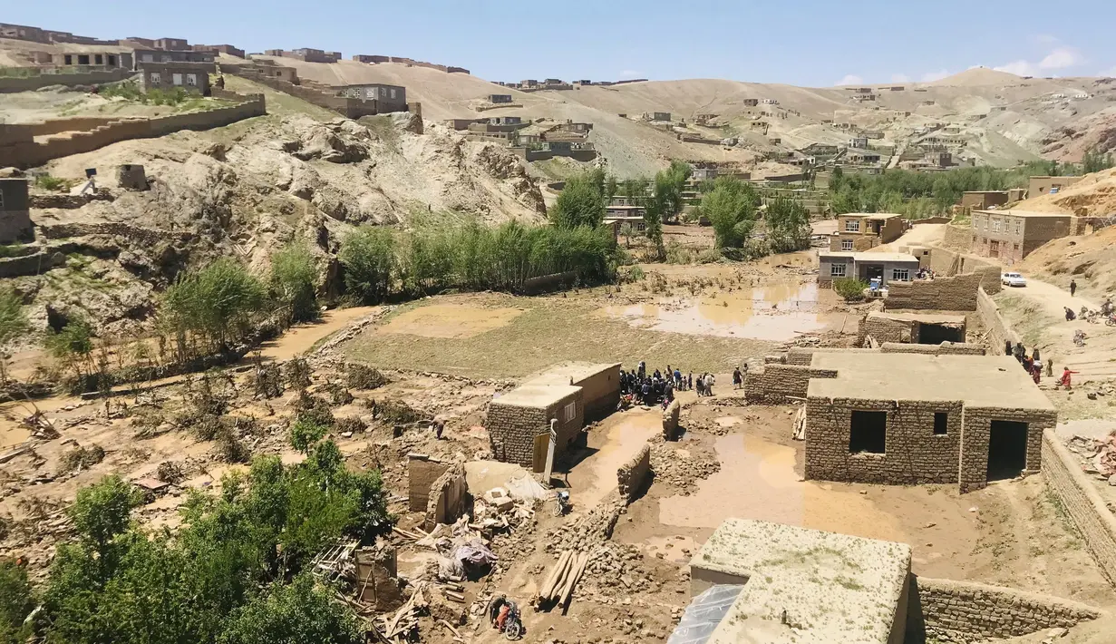 Sejumlah rumah terlihat rusak berat setelah banjir besar melanda provinsi Ghor, Afghanistan Barat, Sabtu, 18 Mei 2024. (AP Photo/Omid Haqjoo)